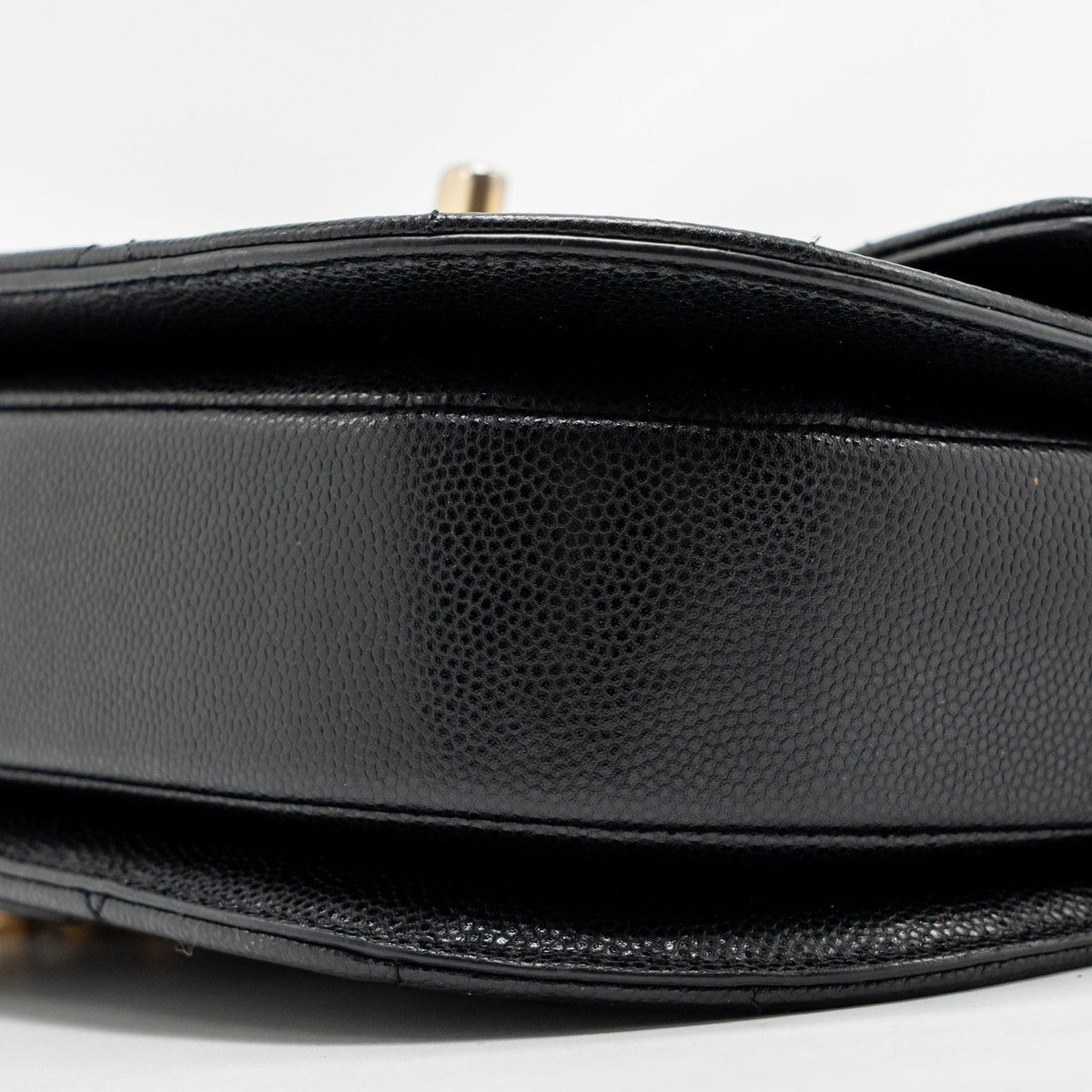 22B ROUND MESSENGER BAG CAVIAR BLACK GHW (MICROCHIP)