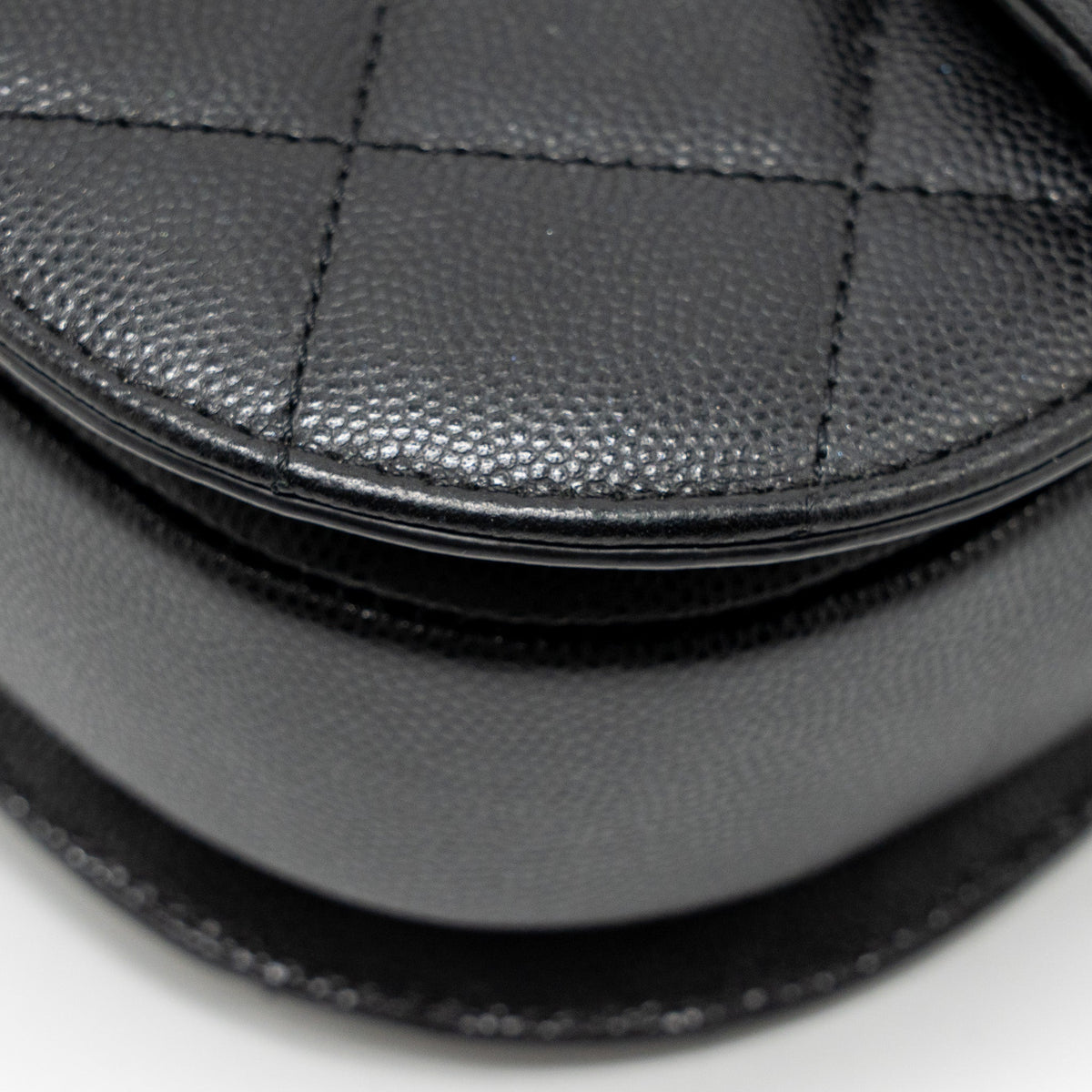 22B ROUND MESSENGER BAG CAVIAR BLACK GHW (MICROCHIP)